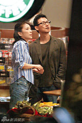 组图：罗美薇赴英陪女儿 张学友新宠女助手曝光