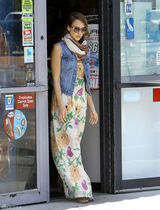 组图：杰西卡-阿尔芭长裙搭牛仔背心 带女儿玩耍