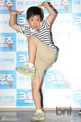 组图：金成柱携儿子出席《克鲁德一家》试映会