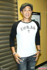 组图：李宗盛桃红衬衫开唱 称林忆莲唱得更好