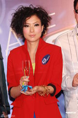 组图：郑秀文红装亮相活力四射 自曝喜欢单人运动