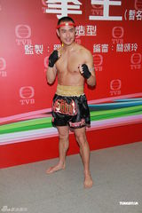 组图：《拳王》记者会 郑嘉颖黄浩然裸上身秀肌肉