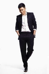 组图：李东学拍时尚型男大片 小露胸肌展健硕身材