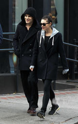 组图：曝吸血鬼保罗与狼女演员热恋 牵手被拍