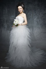 幻灯图：孟茜登婚庆杂志 百万新娘造型高贵甜美