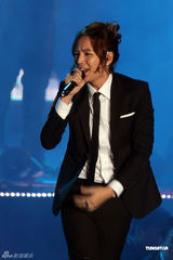 组图：张根硕台北迎台风开唱 兴奋称歌迷是新娘