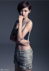 组图：辛芷蕾短发性感写真 烈焰红唇大秀马甲线