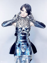 组图：张韶涵新造型变机器人 私人定制穿越时空