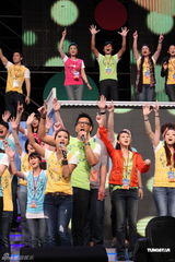 组图：萧亚轩昆凌等港台百位明星同台为公益开唱