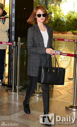 组图：韩团T-ara赴京会歌迷现身机场挥手问候