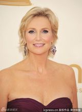 组图：第63届艾美奖红毯 简-林奇性感抹胸裙亮相