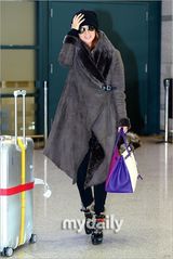 组图：金喜善返韩亮相机场 黑超遮面气场足