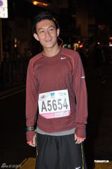 组图：陈冠希坚持跑完马拉松 一心慈善否认要洗底