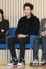 组图：灿烈土豪风现身《丛林法则》记者会