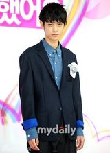 组图：《我结》新情侣亮相 泰民缺席娜恩抱纸板