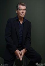 组图：《爱情重击》布鲁斯南汤普森玩暧昧