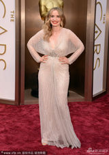 组图：朱丽-德尔比身贴两猛男露乳白衣罩