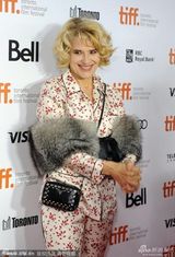 组图：《美好的时光》首映 阿尔丹搭貂皮显贵气