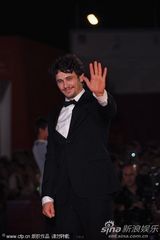 组图：电影《萨尔》首映 男演员Val Lauren大玩自拍