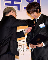 组图：韩星河智苑李胜基出席储蓄日活动获表彰