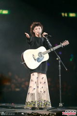 组图：何韵诗开唱透视裙秀腿惨走光