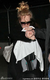 组图：阿黛尔产后素颜亮相 拿毯子遮儿子防偷拍