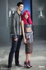 组图：萧亚轩新歌《我爱我》MV顶红发造型性感