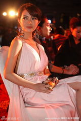 幻灯图集：居文沛粉色低胸礼服亮相 性感险走光  