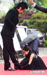 组图：柳承龙携可爱小萝莉走百想红毯