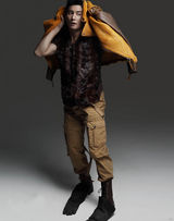 组图：吴奇隆《芭莎男士》大片露孩童本色