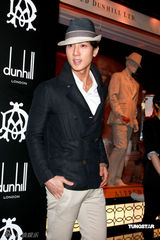 幻灯图：吴尊礼帽显王子风 任达华夫妇呼吁捐款