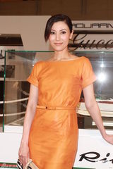 组图：李嘉欣橙色连身裙亮相 曼妙身姿气质不凡