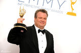 组图：艾美奖后台 艾瑞克-斯通斯崔特捧奖杯意气风发