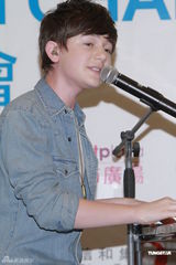 组图：Greyson Chance首见香港歌迷 被揩油亲脸颊