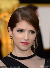 组图：《暮光之城》安娜裸背镂空礼服秀蛮腰