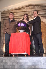 组图：李毓芬代言线上游戏 穿爆乳马甲大秀性感