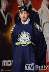 组图：《火之女神》发布 文根英着韩服端庄亮相