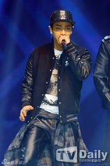 组图：BEAST酷帅助阵公演 Dal★shabet火红性感