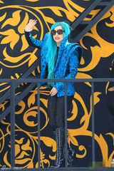 组图：Lady Gaga化身“蓝发魔女” 多伦多露天献唱