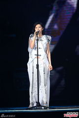 周杰伦介怀被燕姿夺第一次 与邓丽君隔空对唱