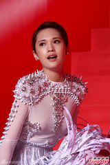 组图：杨丞琳穿华服亮相 尾椎伤势未复原