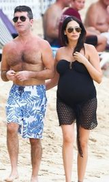 组图：毒舌评委西蒙半裸漫步 怀孕女友肚大如箩