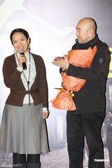 组图：《百合》献映三八节 周晓文拯救弱势群体