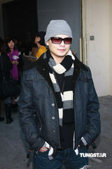 幻灯：劲歌颁奖礼拜神 四大公司歌手缺席杨千嬅失落