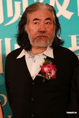 组图：张纪中助阵《太极传奇》签约 春节有望休假 