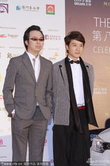 组图：最佳新演员提名蔡瀚亿西装革履现身