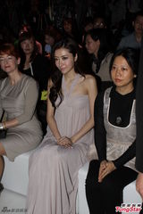 组图：熊黛林长裙优雅亮相 期望能有新开始