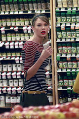 组图：斯威夫特购物耳机不离身 T恤热裤秀长腿