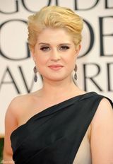 高清图：凯莉-奥斯本礼服亮相香肩柔媚