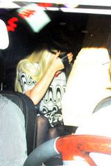 组图：Lady gaga抵台低调亲民 为等候粉丝订汉堡